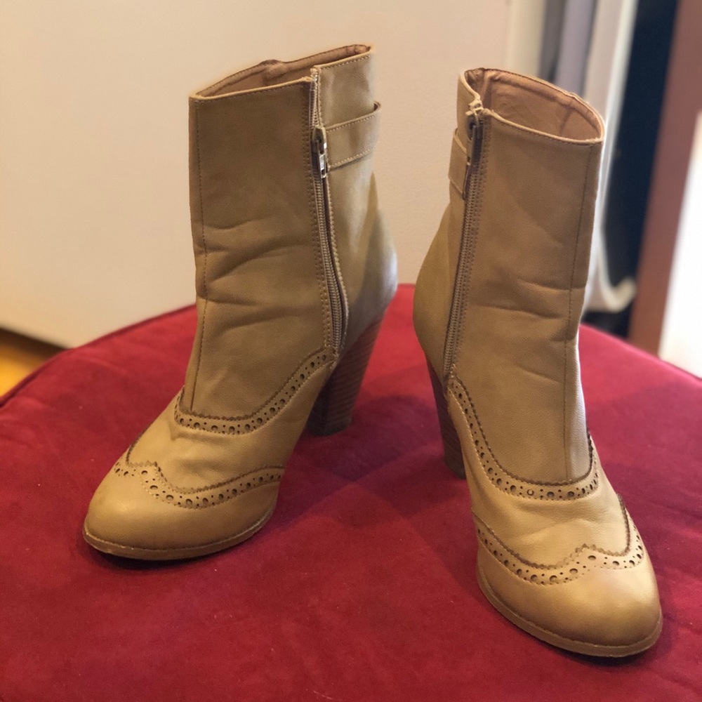 Light tan vintage bootie